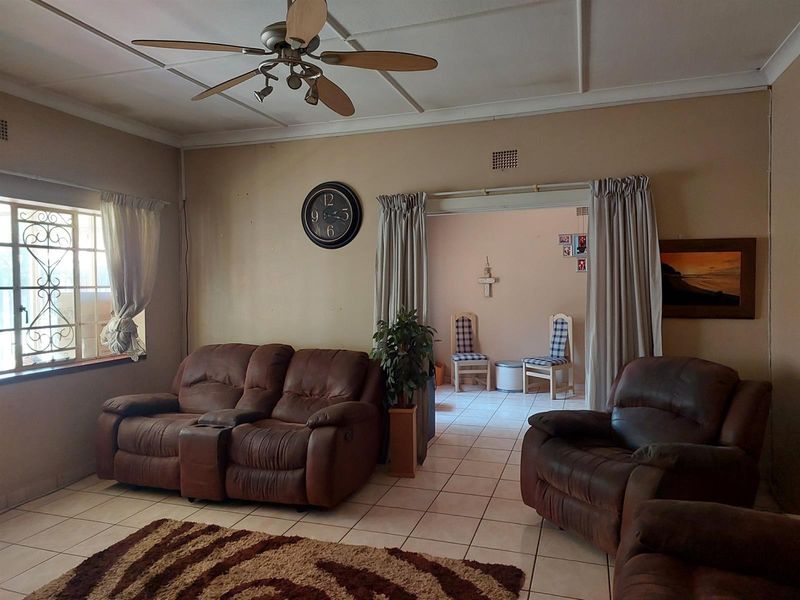 ​Spacious 3-Bedroom Family Home with Income Potential - Boksburg South - Photo 10
