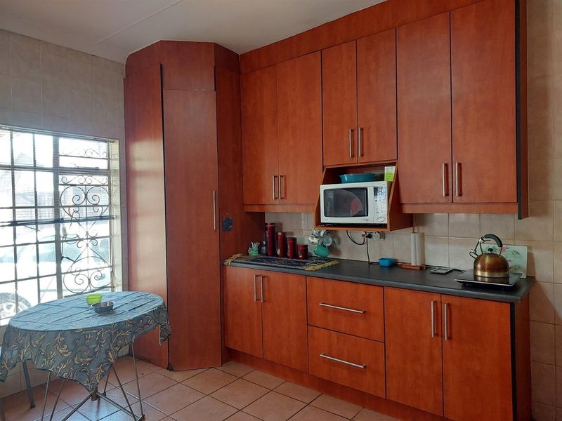 ​Spacious 3-Bedroom Family Home with Income Potential - Boksburg South - Photo 4