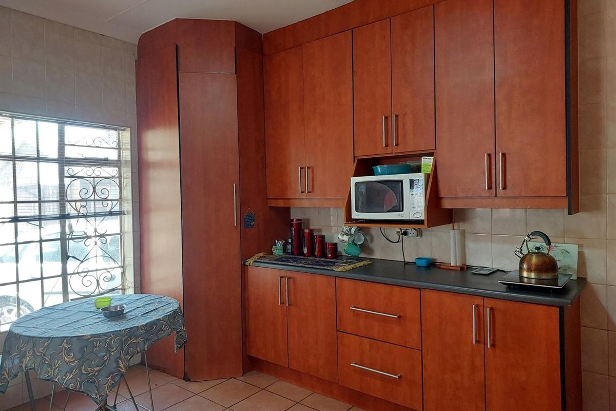 ​Spacious 3-Bedroom Family Home with Income Potential - Boksburg South - Photo 4