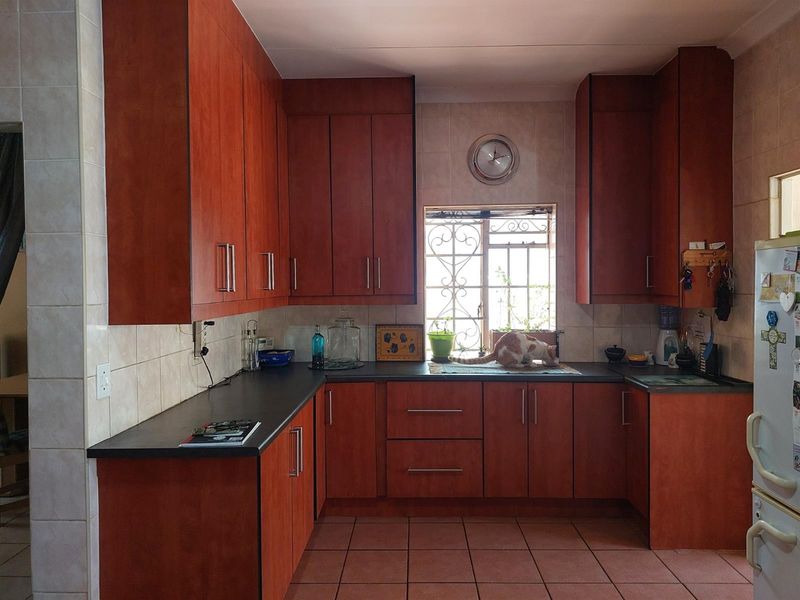 ​Spacious 3-Bedroom Family Home with Income Potential - Boksburg South - Photo 5