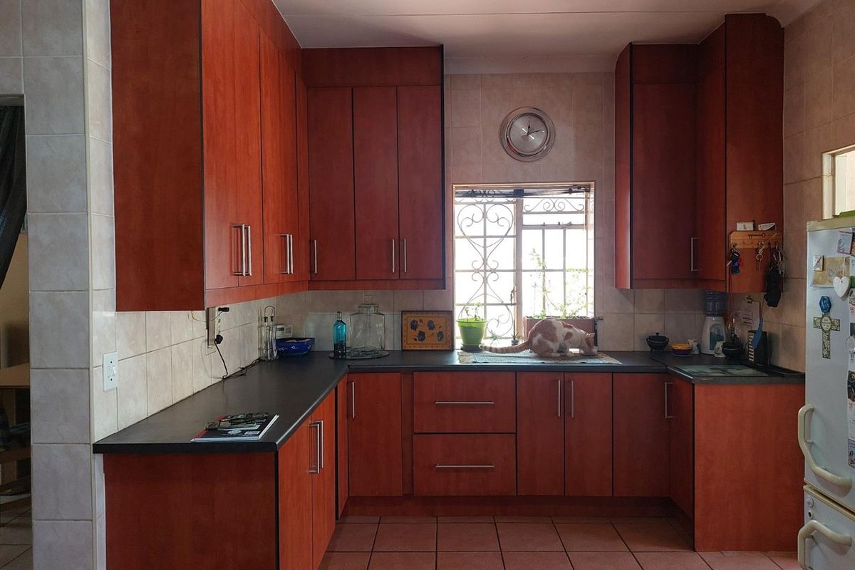​Spacious 3-Bedroom Family Home with Income Potential - Boksburg South - Photo 5