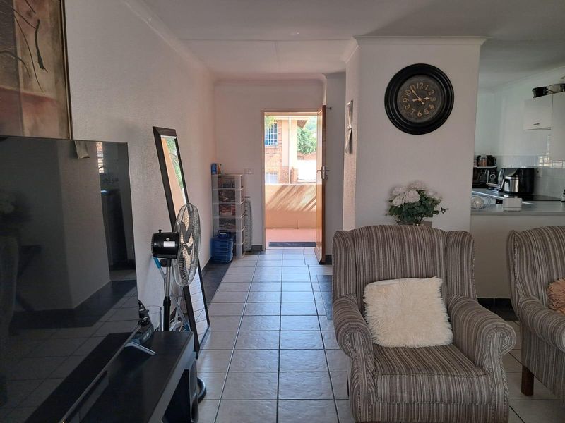 3 Bedroom Modern Upper-Level Apartment - Immaculate and Move-In Ready - Photo 6