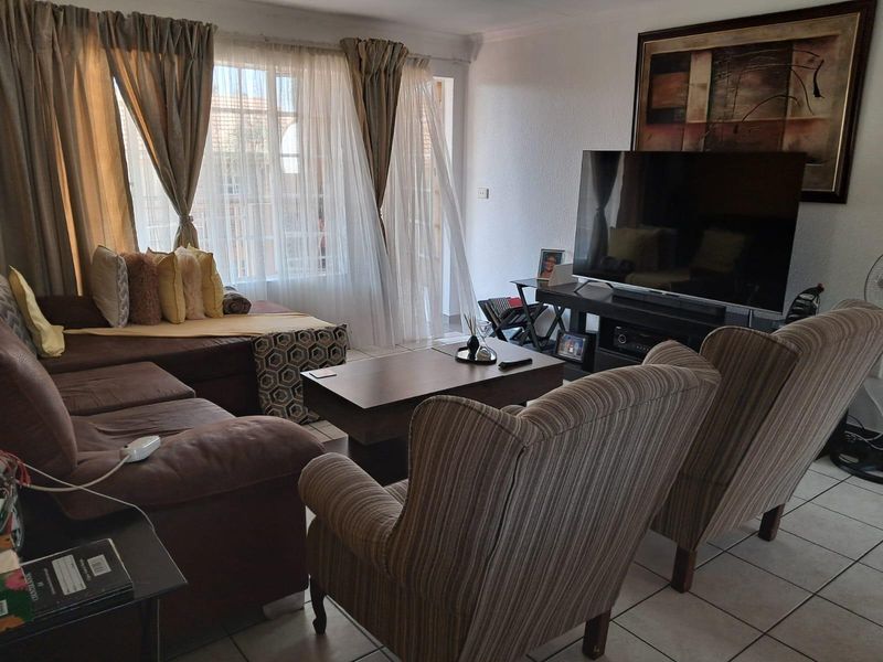 3 Bedroom Modern Upper-Level Apartment - Immaculate and Move-In Ready - Photo 7