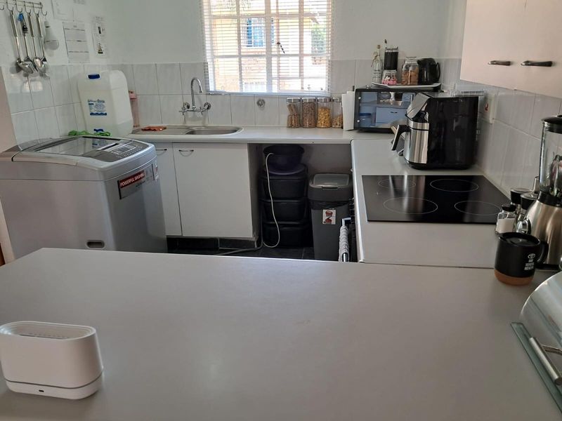 3 Bedroom Modern Upper-Level Apartment - Immaculate and Move-In Ready - Photo 5