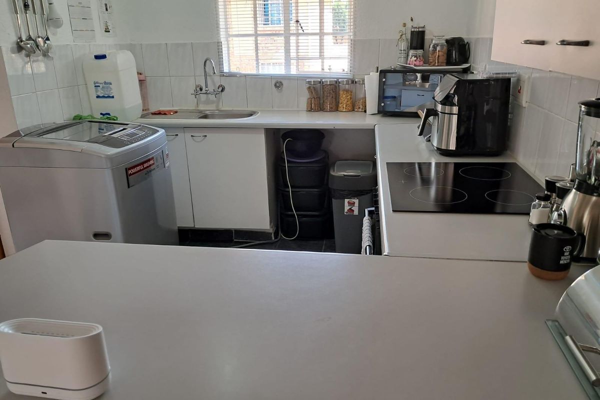 3 Bedroom Modern Upper-Level Apartment - Immaculate and Move-In Ready - Photo 5