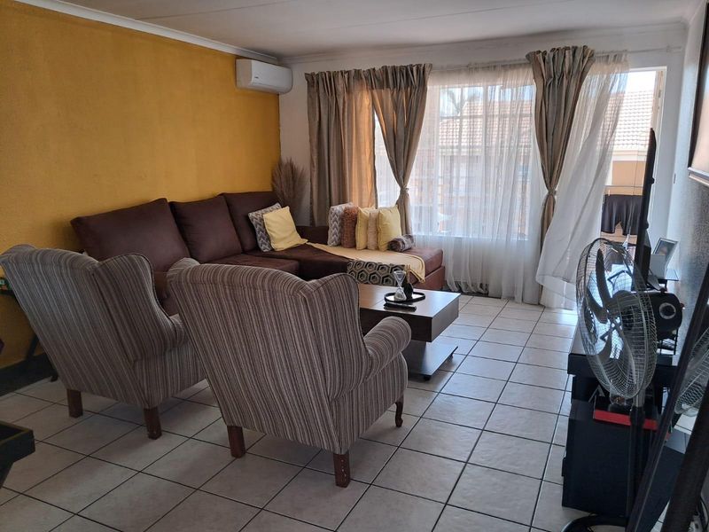 3 Bedroom Modern Upper-Level Apartment - Immaculate and Move-In Ready - Photo 10