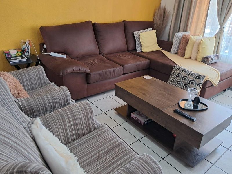 3 Bedroom Modern Upper-Level Apartment - Immaculate and Move-In Ready - Photo 9