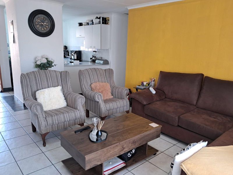 3 Bedroom Modern Upper-Level Apartment - Immaculate and Move-In Ready - Photo 8