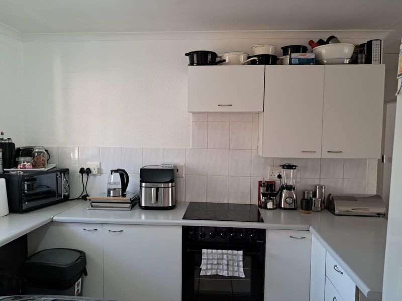 3 Bedroom Modern Upper-Level Apartment - Immaculate and Move-In Ready - Photo 3