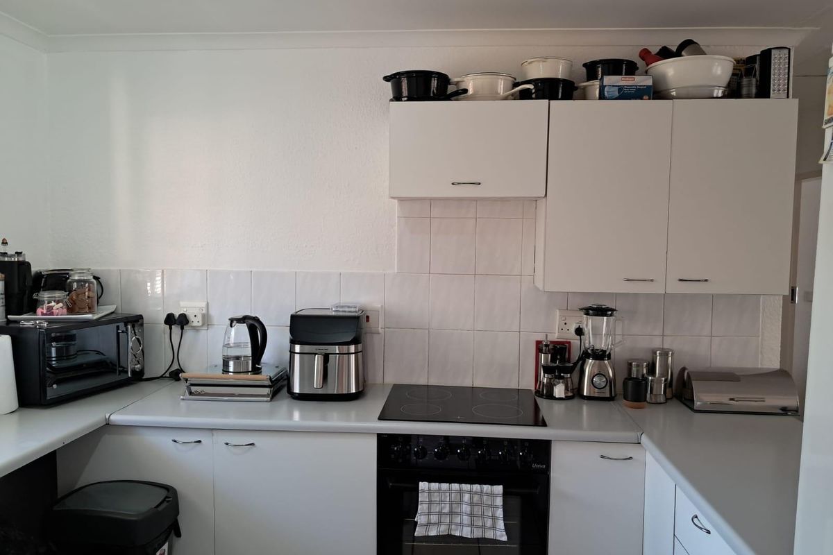 3 Bedroom Modern Upper-Level Apartment - Immaculate and Move-In Ready - Photo 3