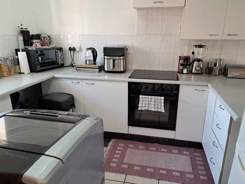 3 Bedroom Modern Upper-Level Apartment - Immaculate and Move-In Ready - Photo 2