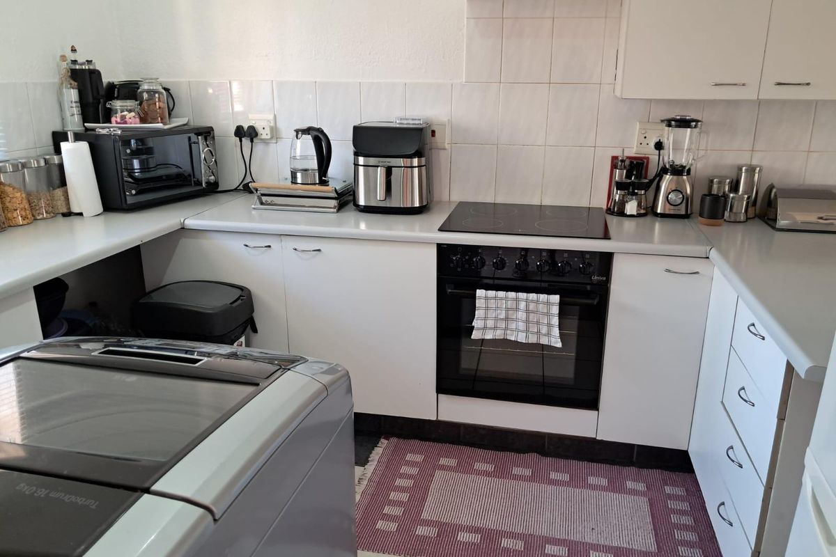 3 Bedroom Modern Upper-Level Apartment - Immaculate and Move-In Ready - Photo 2