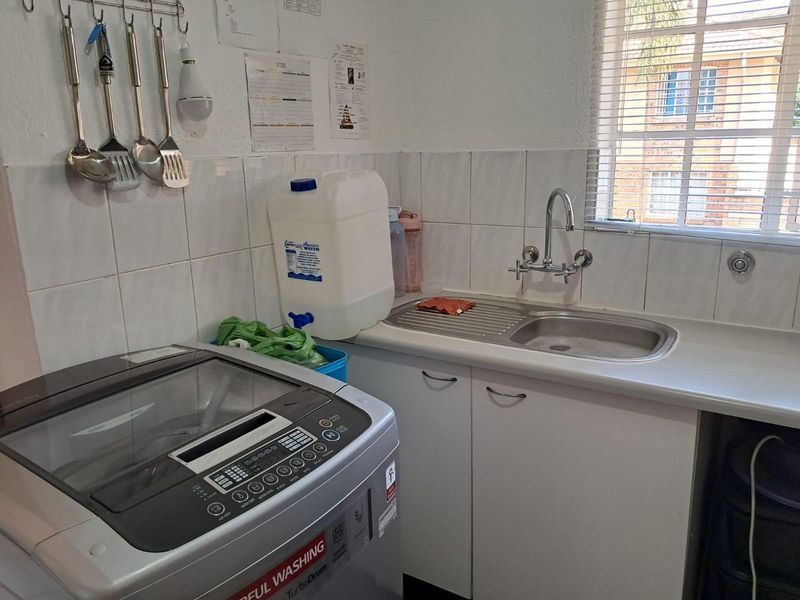 3 Bedroom Modern Upper-Level Apartment - Immaculate and Move-In Ready - Photo 4