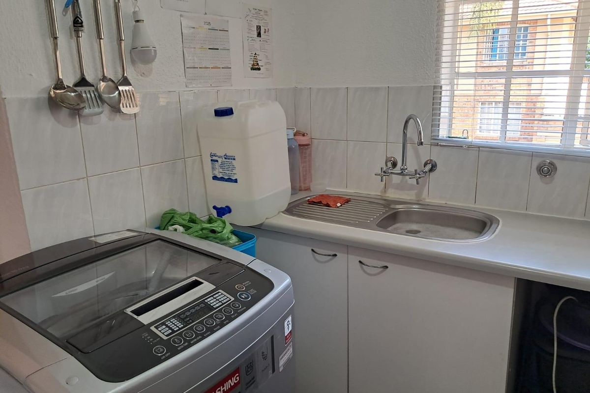 3 Bedroom Modern Upper-Level Apartment - Immaculate and Move-In Ready - Photo 4