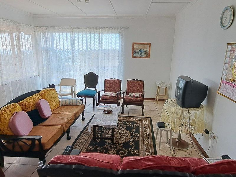 Three bedroom house with flat for Sale in Margate, KwaZulu Natal - Photo 4