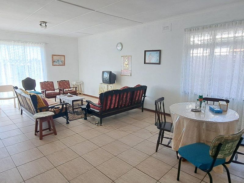 Three bedroom house with flat for Sale in Margate, KwaZulu Natal - Photo 2