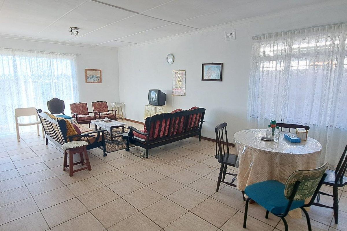 Three bedroom house with flat for Sale in Margate, KwaZulu Natal - Photo 2