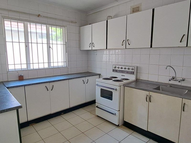 Three bedroom house with flat for Sale in Margate, KwaZulu Natal - Photo 5