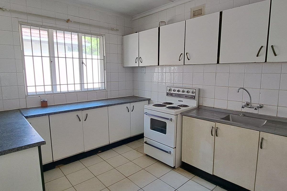 Three bedroom house with flat for Sale in Margate, KwaZulu Natal - Photo 5