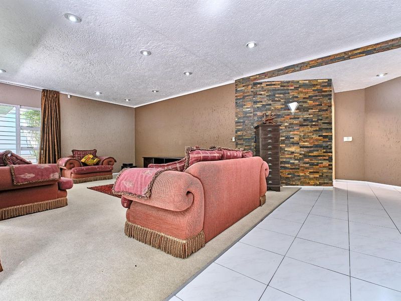 Bright and spacious simplex cluster in prime location, close to everything - Photo 6