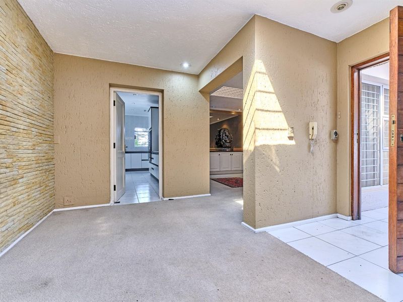 Bright and spacious simplex cluster in prime location, close to everything - Photo 3