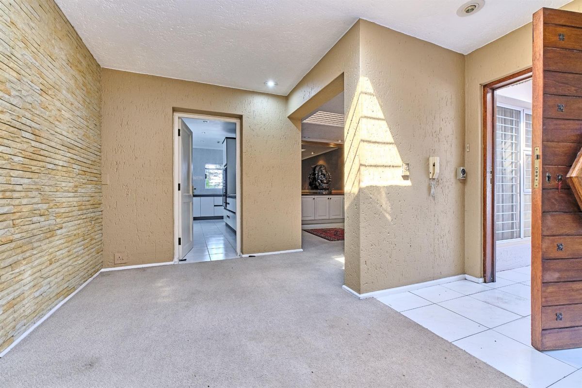Bright and spacious simplex cluster in prime location, close to everything - Photo 3