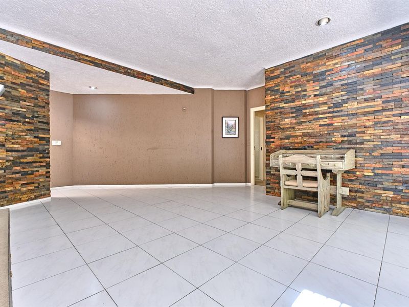 Bright and spacious simplex cluster in prime location, close to everything - Photo 8