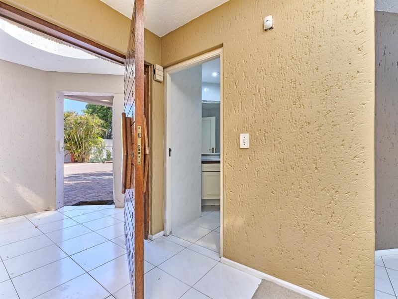 Bright and spacious simplex cluster in prime location, close to everything - Photo 2