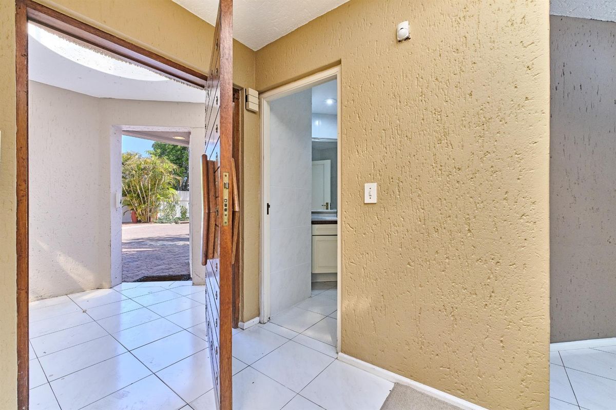 Bright and spacious simplex cluster in prime location, close to everything - Photo 2