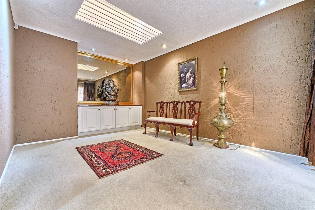 Bright and spacious simplex cluster in prime location, close to everything - Photo 4