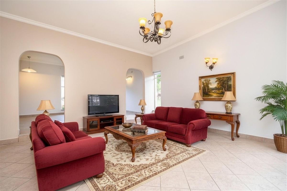 Family living meets effortless entertaining in Noordheuwel. - Photo 3