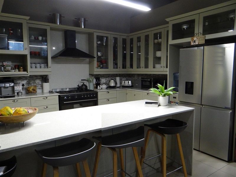 4 Bedroom Single Level House in Midstream Ridge Estate - Photo 9