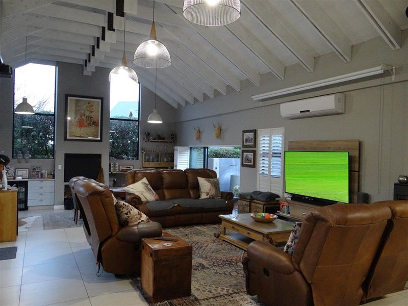 4 Bedroom Single Level House in Midstream Ridge Estate - Photo 2