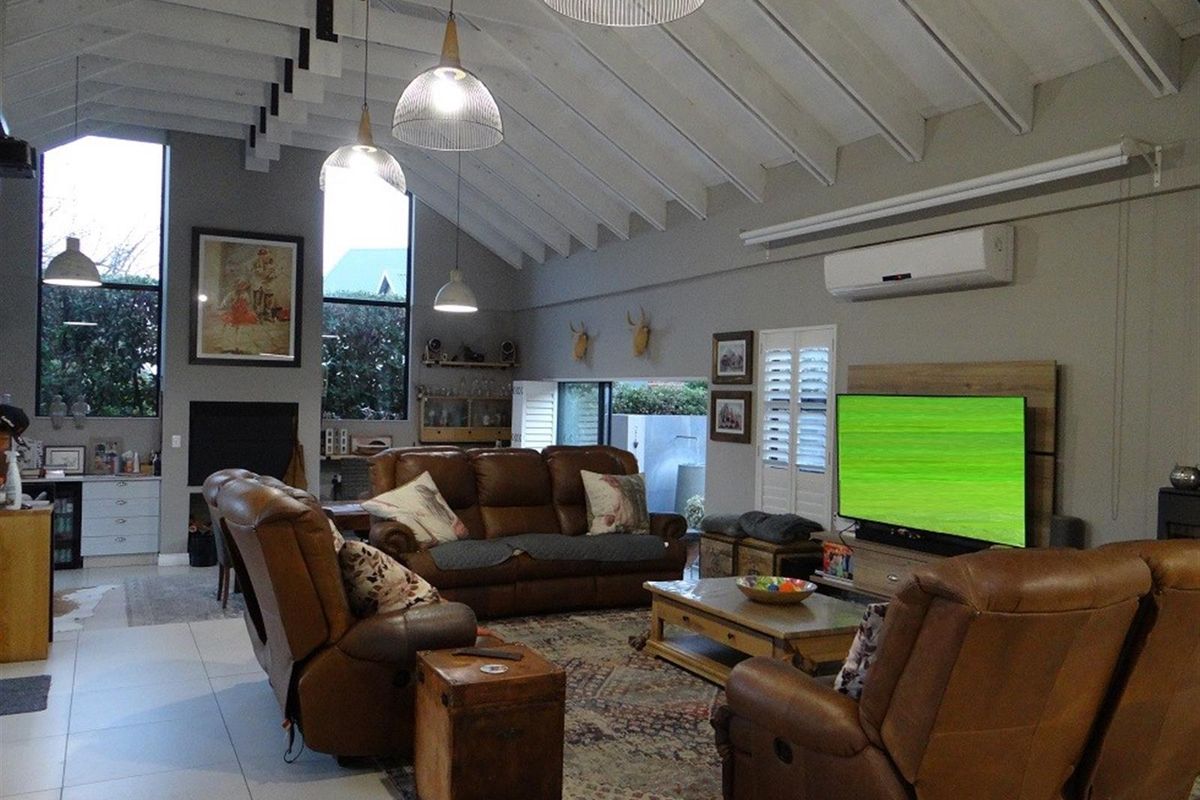 4 Bedroom Single Level House in Midstream Ridge Estate - Photo 2