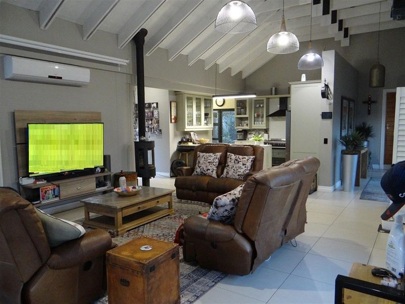 4 Bedroom Single Level House in Midstream Ridge Estate - Photo 6