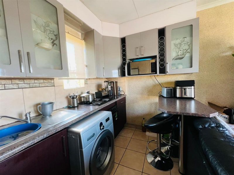 Charming 2- Bedroom Townhouse For Sale in Vanderbijlpark Bonanne - Photo 10