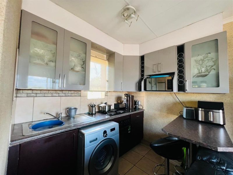 Charming 2- Bedroom Townhouse For Sale in Vanderbijlpark Bonanne - Photo 9