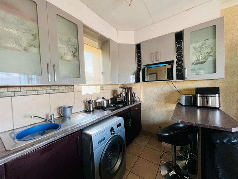 Charming 2- Bedroom Townhouse For Sale in Vanderbijlpark Bonanne - Photo 8