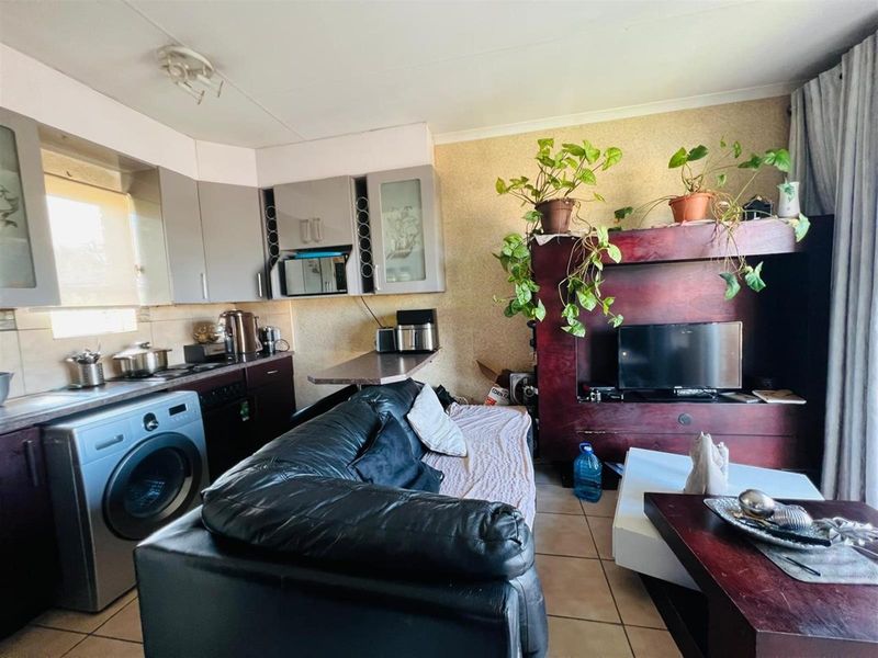 Charming 2- Bedroom Townhouse For Sale in Vanderbijlpark Bonanne - Photo 7