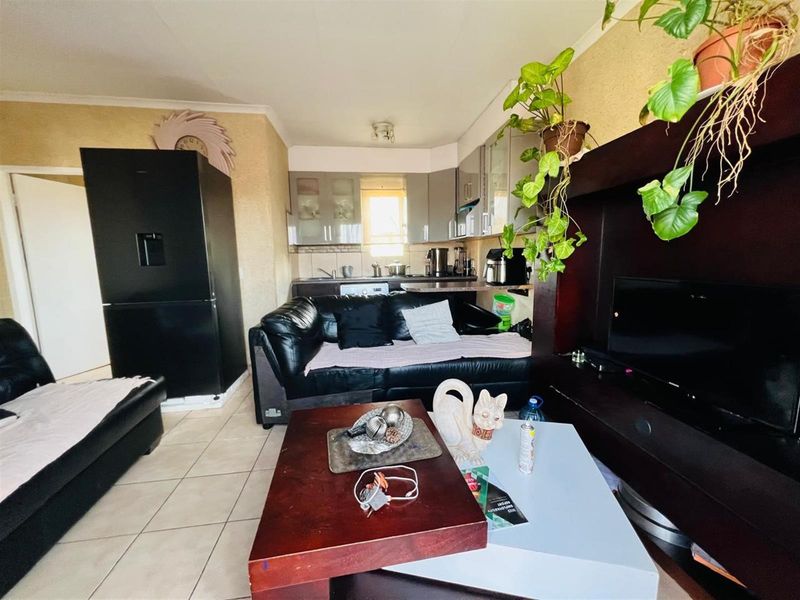 Charming 2- Bedroom Townhouse For Sale in Vanderbijlpark Bonanne - Photo 6