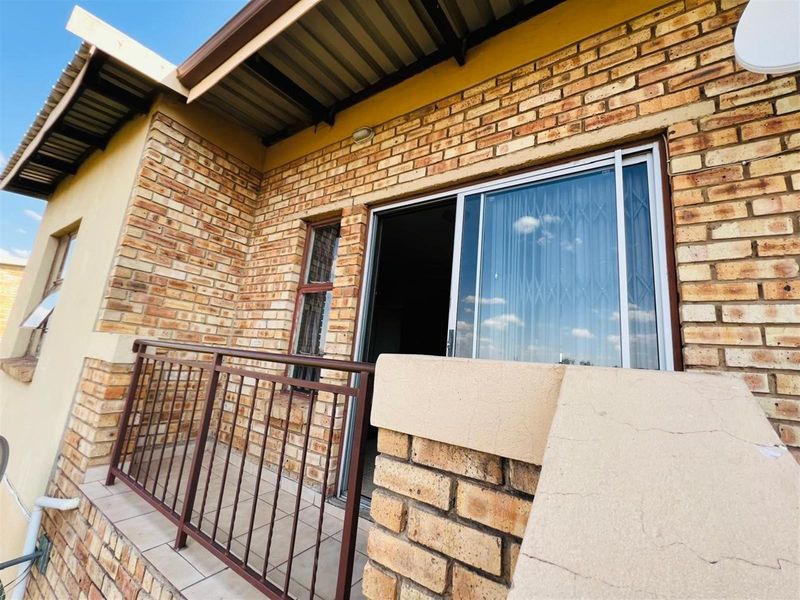 Charming 2- Bedroom Townhouse For Sale in Vanderbijlpark Bonanne - Photo 2