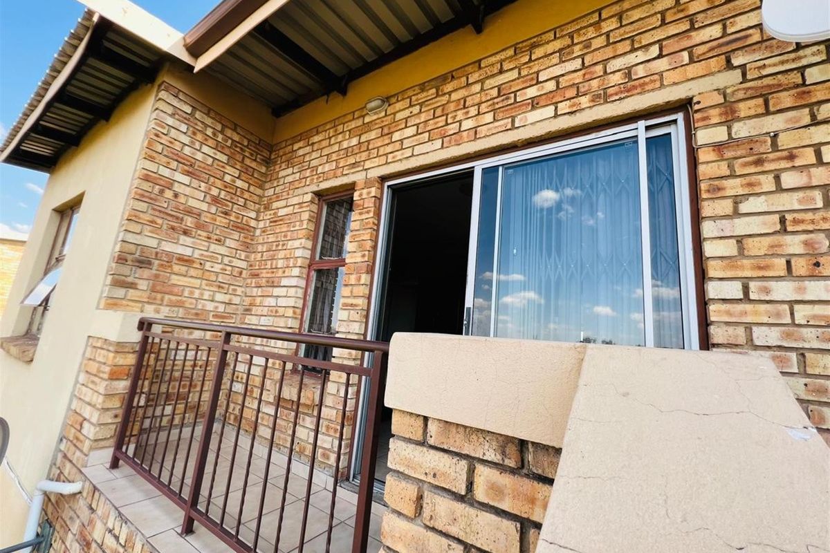 Charming 2- Bedroom Townhouse For Sale in Vanderbijlpark Bonanne - Photo 2