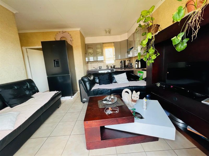 Charming 2- Bedroom Townhouse For Sale in Vanderbijlpark Bonanne - Photo 4