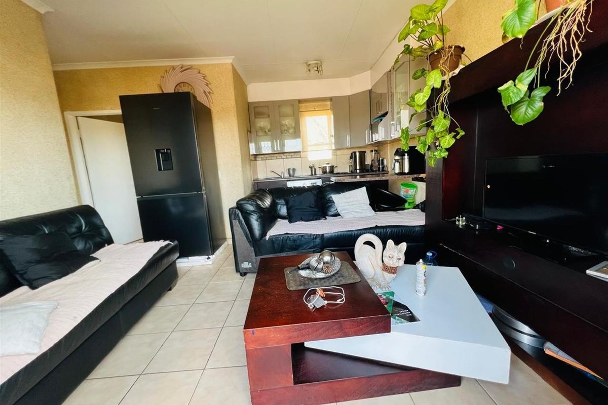 Charming 2- Bedroom Townhouse For Sale in Vanderbijlpark Bonanne - Photo 4