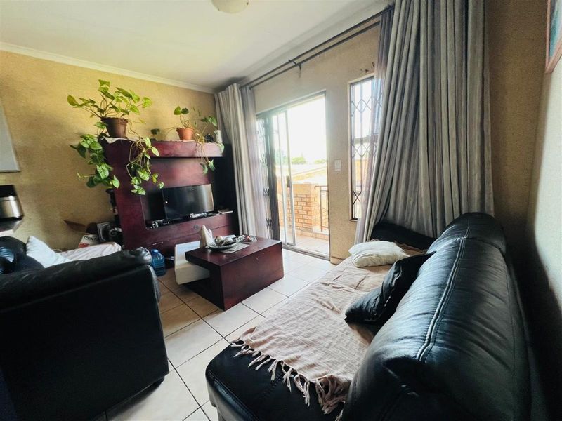 Charming 2- Bedroom Townhouse For Sale in Vanderbijlpark Bonanne - Photo 5