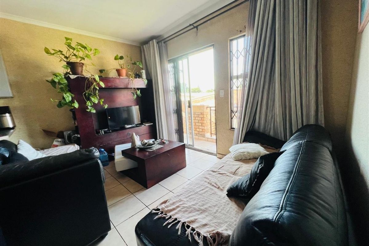 Charming 2- Bedroom Townhouse For Sale in Vanderbijlpark Bonanne - Photo 5