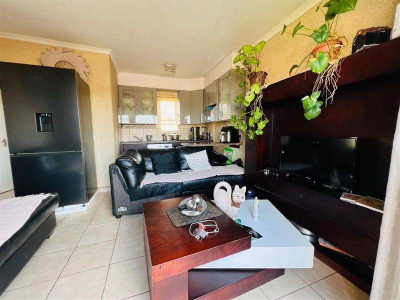 Charming 2- Bedroom Townhouse For Sale in Vanderbijlpark Bonanne - Photo 3