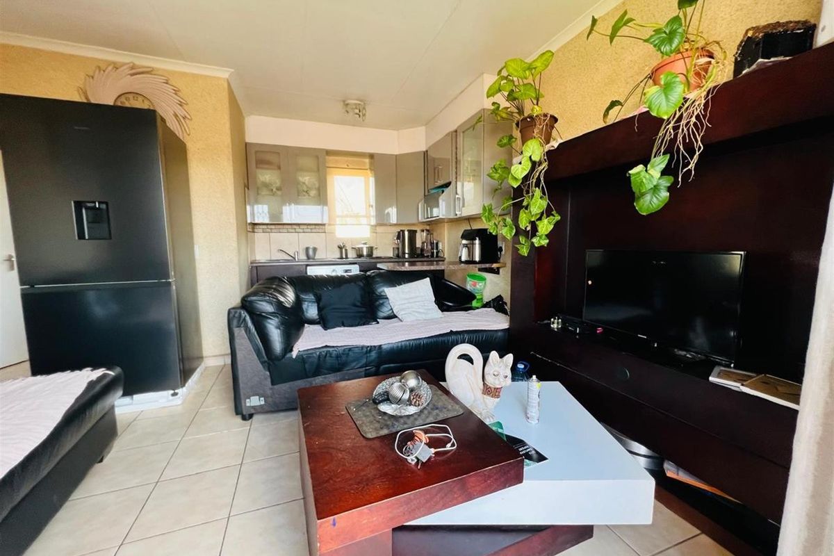 Charming 2- Bedroom Townhouse For Sale in Vanderbijlpark Bonanne - Photo 3