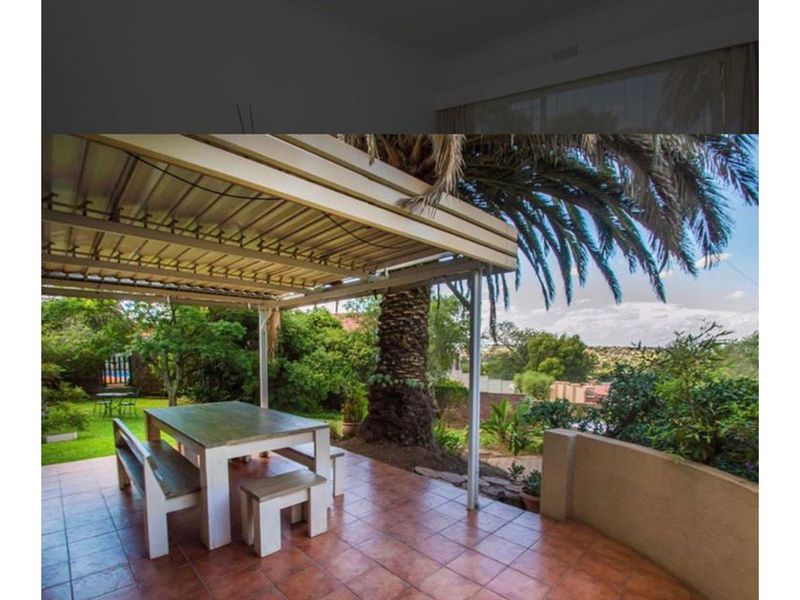 Spacious 3 Bedroom House for sale in Wilro Park - Photo 2