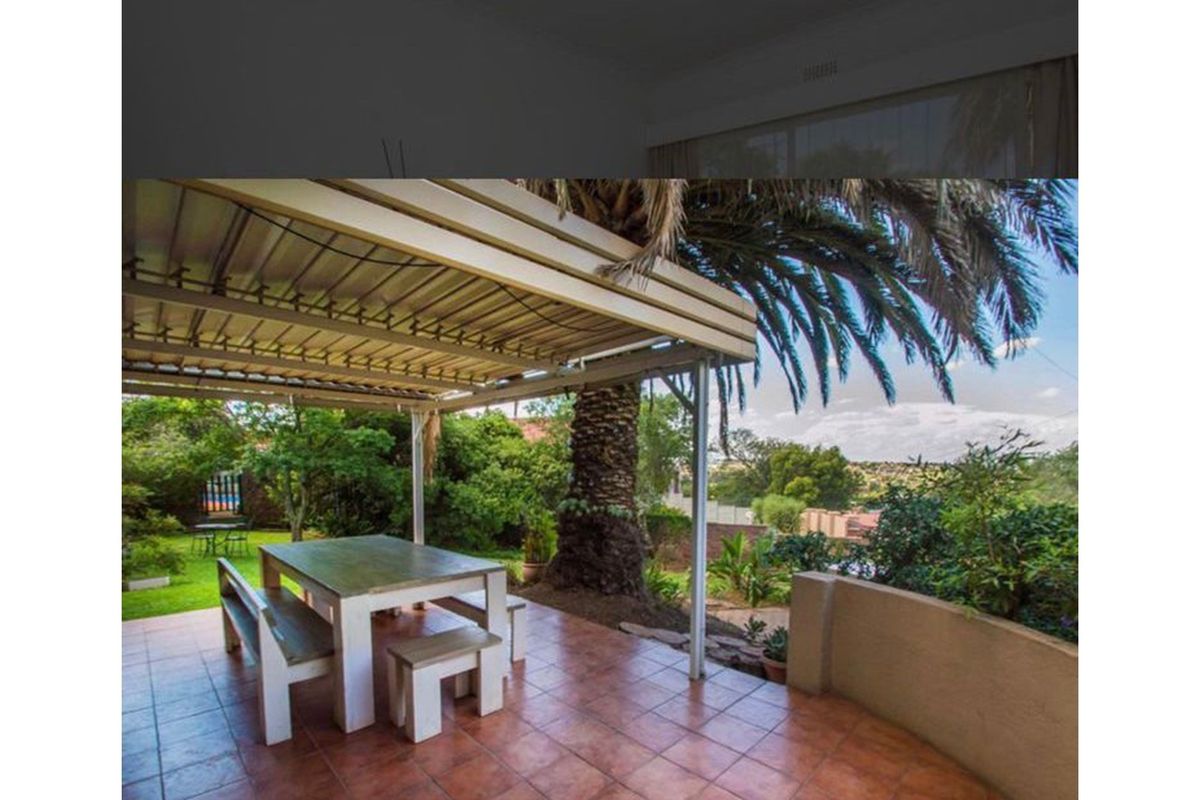 Spacious 3 Bedroom House for sale in Wilro Park - Photo 2